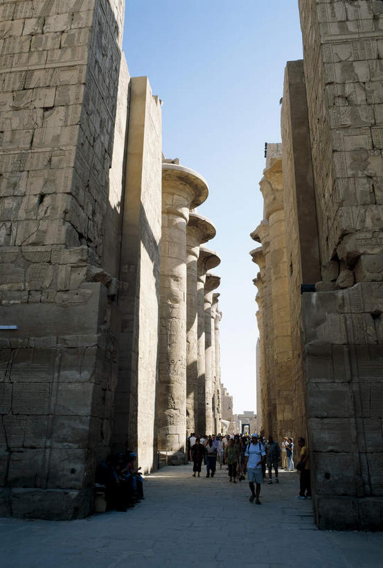 无人,竖图,室外,白天,仰视,旅游,度假,名胜古迹,地标,非洲,埃及,一排,许多,阴影,遗迹,整齐,并列,并排,光线,影子,柱子,云,云朵,神庙,很多,云彩,古迹,历史,文物,娱乐,古建筑,排列,蓝色,白云,蓝天,天空,阳光,天,享受,休闲,旅游胜地,放松,晴朗,神殿,队列,平行,古文明,卢克索神庙,路克索神殿,鲁克索神殿,古代七大奇迹,阿拉伯埃及共和国,金字塔之国,棉花之国,阿非利加洲,晴空,彩图,低角度拍摄,标志性建筑