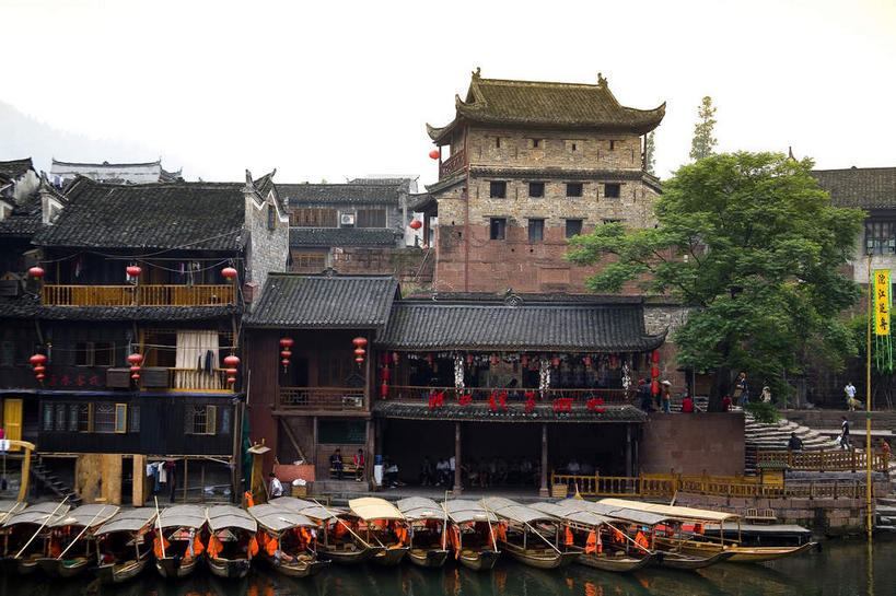 无人,家,横图,室外,白天,正面,旅游,度假,河流,名胜古迹,水,植物,标志建筑,地标,建筑,船,中国,亚洲,阴影,遗迹,光线,凤凰,瓦片,影子,房屋,墙,屋顶,屋檐,屋子,河水,水流,木船,顶棚,古迹,文物,娱乐,建设,古建筑,楼房,檐,墙壁,墙面,住宅,树,树木,绿色,天空,阳光,自然,交通工具,天,享受,休闲,旅游胜地,放松,生长,成长,舟,载具,古文明,东亚,湖南,湘西,湖南省,凤凰古城,中华人民共和国,华中地区,湘,湘西州,湘西土家族苗族自治州,凤凰县,彩图,房子,凤凰古城千潭苗寨,山江镇