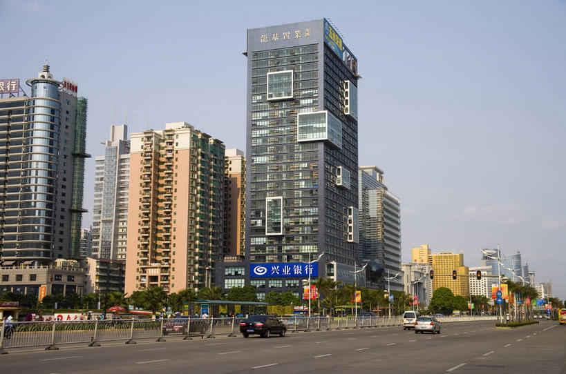 无人,家,高楼大厦,栏杆,横图,室外,白天,仰视,度假,美景,植物,窗户,落地窗,城市风光,城市,大厦,道路,建筑,路,摩天大楼,公路,中国,亚洲,一排,许多,阴影,整齐,并列,并排,光线,影子,房屋,屋子,景观,围栏,分界线,停车线,交通,很多,娱乐,护栏,楼房,玻璃窗,住宅,树,树木,排列,蓝色,绿色,蓝天,天空,阳光,自然,天,享受,休闲,景色,放松,生长,晴朗,成长,广西,车行道,车行道分界线,队列,标线,平行,玻璃幕墙,东亚,车行线,南宁,万里无云,广西壮族自治区,首府,中华人民共和国,桂,华南地区,南宁市,晴空,晴空万里,马路,彩图,低角度拍摄,房子,大楼,高层建筑,高楼,摩天楼