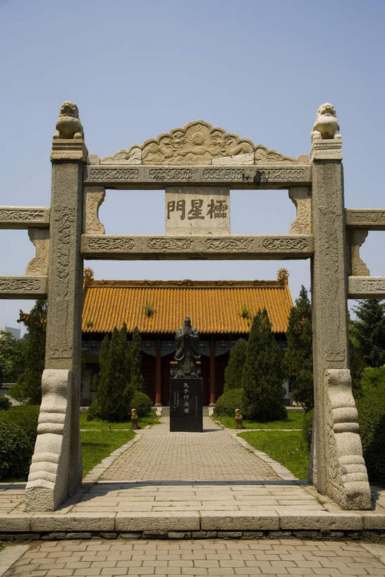 无人,寺庙,竖图,室外,白天,仰视,旅游,度假,名胜古迹,植物,标志建筑,道路,地标,建筑,路,雕塑,中国,亚洲,阴影,节日,遗迹,艺术,装饰,光线,标志,雕刻,牌匾,瓦片,文字,影子,字符,屋顶,屋檐,拱门,牌坊,牌楼,小路,交通,燃烧,顶棚,古迹,文化,文物,娱乐,标识,建设,古建筑,檐,树,树木,蓝色,绿色,蓝天,天空,阳光,自然,香火,工艺品,庙宇,天,祈祷,享受,休闲,健康,汉字,旅游胜地,放松,许愿,宗教,信仰,生长,晴朗,成长,纪念,祈求,美术,祭祀,中文,主题,表彰,荣誉,陈列,古文明,东亚,吉林,吉林省,文庙,万里无云,中华人民共和国,功能,美学,国文,华文,荣耀,东北地区,吉,平安,晴空,晴空万里,彩图,低角度拍摄,庙,寺,传统文化,吉林市,昌邑区,吉林文庙