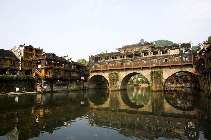 无人,家,栏杆,横图,室外,白天,正面,旅游,度假,河流,名胜古迹,山,山脉,水,植物,标志建筑,地标,建筑,桥梁,中国,亚洲,阴影,遗迹,光线,凤凰,瓦片,影子,房屋,屋顶,屋檐,屋子,河水,山峰,水流,云,云朵,围栏,桥,山峦,云彩,顶棚,古迹,文物,娱乐,建设,古建筑,石桥,护栏,楼房,檐,拱桥,住宅,树,树木,蓝色,绿色,白云,倒影,蓝天,天空,阳光,自然,群山,天,享受,休闲,旅游胜地,放松,拱形,生长,晴朗,成长,人行桥,石拱桥,倒映,古文明,东亚,湖南,湘西,湖南省,凤凰古城,中华人民共和国,华中地区,湘,湘西州,湘西土家族苗族自治州,反照,凤凰县,晴空,彩图,房子,凤凰古城千潭苗寨,山江镇