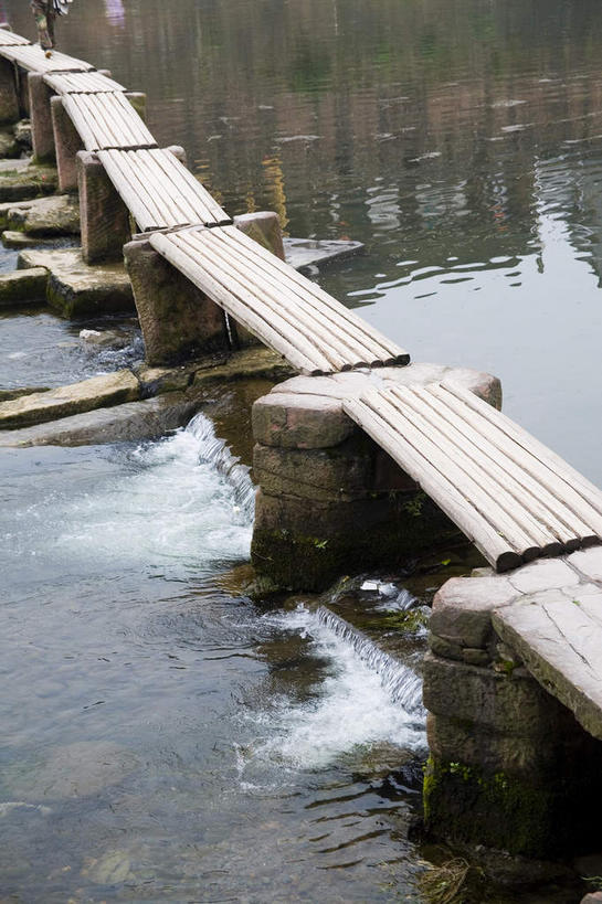 无人,竖图,俯视,室外,白天,旅游,度假,河流,名胜古迹,水,标志建筑,地标,建筑,中国,亚洲,阴影,飞溅,遗迹,溅,光线,凤凰,木板,液体,影子,河水,水滴,水流,桥,木桥,古迹,文物,娱乐,建设,古建筑,栈桥,水珠,倒影,阳光,享受,休闲,旅游胜地,放松,人行桥,木板桥,倒映,喷洒,古文明,东亚,湖南,湘西,湖南省,凤凰古城,中华人民共和国,华中地区,湘,湘西州,湘西土家族苗族自治州,反照,凤凰县,彩图,高角度拍摄,凤凰古城千潭苗寨,山江镇