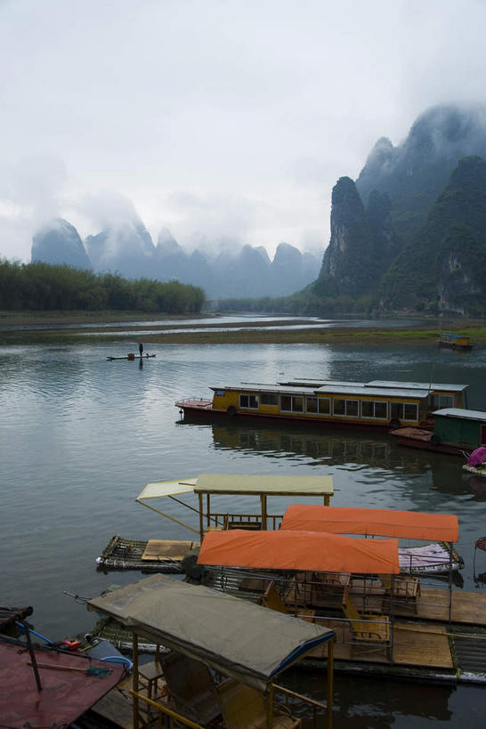 无人,竖图,室外,白天,正面,旅游,度假,湖,湖泊,石头,美景,山,山脉,水,雾,船,桂林,中国,亚洲,一排,许多,朦胧,模糊,整齐,并列,并排,石子,湖面,景观,山峰,水流,水面,乌云,悬崖,云,阴天,云朵,木船,山峦,很多,云彩,娱乐,排列,天空,自然,交通工具,湖水,群山,天,享受,休闲,景色,放松,广西,迷雾,舟,昏暗,阴沉,队列,自然风光,载具,平行,东亚,漓江,阳朔,广西壮族自治区,中华人民共和国,桂林市,桂,华南地区,绝壁,阳朔县,兴坪,兴坪镇,石块,岩石,大雾,彩图,阳朔相公山