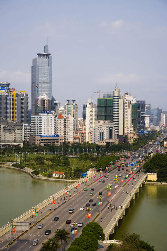 无人,家,高楼大厦,竖图,室外,白天,正面,度假,河流,美景,水,植物,窗户,落地窗,城市风光,城市,大桥,大厦,道路,建筑,路,摩天大楼,桥梁,公路,汽车,中国,亚洲,一排,许多,阴影,整齐,并列,并排,光线,影子,房屋,屋子,河水,景观,水流,云,云朵,桥,分界线,停车线,交通,很多,云彩,娱乐,楼房,玻璃窗,住宅,车,树,树木,排列,蓝色,绿色,白云,蓝天,天空,阳光,自然,交通工具,轿车,天,享受,休闲,景色,放松,生长,晴朗,成长,广西,车行道,车行道分界线,队列,载具,标线,平行,玻璃幕墙,东亚,车行线,南宁,跨线桥,广西壮族自治区,首府,中华人民共和国,桂,华南地区,南宁市,晴空,马路,彩图,房子,大楼,高层建筑,高楼,摩天楼