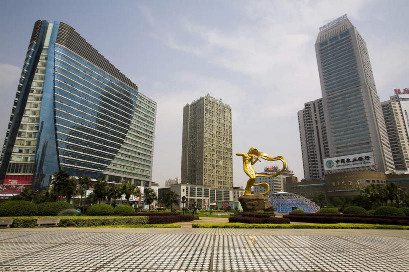 无人,家,高楼大厦,横图,室外,白天,仰视,度假,美景,植物,窗户,落地窗,城市风光,城市,大厦,道路,建筑,路,摩天大楼,中国,亚洲,一排,许多,阴影,环保,整齐,并列,并排,光线,影子,房屋,屋子,景观,云,云朵,小路,防护,交通,很多,云彩,娱乐,楼房,玻璃窗,住宅,树,树木,排列,蓝色,绿色,白云,倒影,蓝天,天空,阳光,自然,天,享受,休闲,景色,放松,生长,晴朗,成长,倒映,队列,美好,美妙,间隔,平行,玻璃幕墙,东亚,湖南,湖南省,中华人民共和国,省会,美观,雅观,华中地区,长沙,长沙市,湘,反照,晴空,彩图,低角度拍摄,房子,大楼,高层建筑,高楼,摩天楼,长沙芙蓉广场