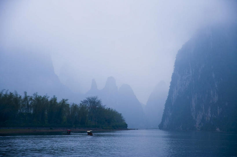 无人,横图,室外,白天,仰视,旅游,度假,河流,美景,山,山脉,水,植物,雾,船,桂林,中国,亚洲,波纹,朦胧,模糊,河水,景观,山峰,水流,木船,涟漪,山峦,两艘,娱乐,树,树木,绿色,倒影,水纹,自然,交通工具,波浪,群山,享受,休闲,景色,放松,生长,成长,广西,迷雾,倒映,舟,自然风光,载具,东亚,漓江,阳朔,广西壮族自治区,中华人民共和国,桂林市,桂,华南地区,水晕,反照,阳朔县,兴坪,兴坪镇,大雾,彩图,低角度拍摄
