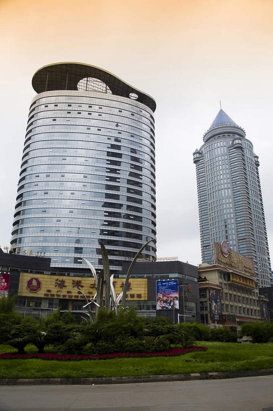 无人,宾馆,高楼大厦,竖图,室外,白天,仰视,度假,草地,草坪,美景,日落,植物,窗户,落地窗,城市风光,标志建筑,城市,大厦,道路,地标,建筑,酒店,路,摩天大楼,公路,金属制品,雕塑,中国,亚洲,一排,许多,艺术,整齐,装饰,并列,并排,金属,雕刻,雕像,景观,晚霞,霞光,落日,交通,很多,娱乐,建设,玻璃窗,草,树,树木,排列,黄色,绿色,倒影,自然,黄昏,工艺品,享受,休闲,景色,彩霞,放松,生长,成长,纪念,酒家,旅社,美术,倒映,队列,主题,平行,陈列,玻璃幕墙,东亚,贵州,贵州省,贵阳,中华人民共和国,省会,黔,西南地区,贵阳市,功能,美学,夕照,反照,薄暮,夕阳,马路,彩图,低角度拍摄,傍晚,大楼,高层建筑,高楼,客店,客栈,旅店,旅馆,摩天楼,商旅,斜阳,南明区,贵阳喜来登大酒店,贵阳喜来登贵航酒店