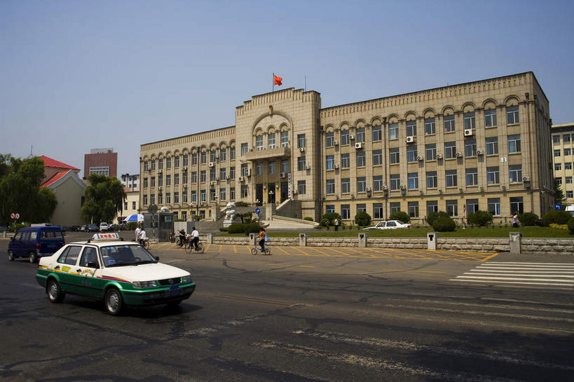 东方人,栏杆,走,横图,室外,白天,仰视,度假,草地,草坪,美景,植物,窗户,城市风光,城市,道路,路,公路,出租车,汽车,旗帜,中国,亚洲,一辆,一面,一排,许多,行人,吊挂,悬挂,阴影,服装,整齐,光线,旗杆,影子,墙,景观,围栏,交通,很多,许多人,挂,注视,休闲装,黄种人,娱乐,旗子,护栏,路人,玻璃窗,墙壁,墙面,车,草,树,树木,排列,衣服,蓝色,绿色,蓝天,天空,阳光,自然,交通工具,轿车,天,观察,看,一群人,享受,休闲,休闲服,景色,放松,服饰,生长,晴朗,成长,观看,察看,队列,关注,载具,的士,计程车,东亚,吉林,吉林省,万里无云,中华人民共和国,旗号,东北地区,吉,过客,男人,男性,年轻男性,年轻女性,女人,女性,亚洲人,晴空,晴空万里,马路,步行,散步,走路,半身,彩图,低角度拍摄,市政府