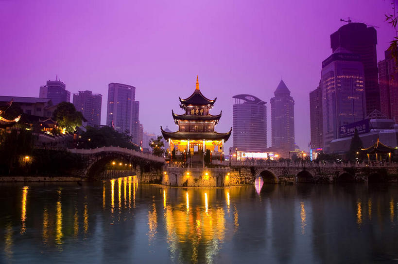 无人,高楼大厦,横图,彩色,室外,夜晚,仰视,旅游,度假,湖,湖泊,日落,水,标志建筑,大厦,地标,建筑,摩天大楼,霓虹灯,桥梁,中国,亚洲,许多,瓦片,柱子,屋檐,湖面,水流,水面,晚霞,霞光,落日,桥,灯光,七彩,很多,娱乐,光源,建设,石桥,霓虹,檐,灯,紫色,倒影,黄昏,湖水,享受,休闲,旅游胜地,彩霞,放松,人行桥,倒映,照明设备,东亚,贵州,贵州省,贵阳,中华人民共和国,省会,黔,西南地区,贵阳市,氖灯,夕照,反照,薄暮,夕阳,彩图,低角度拍摄,傍晚,大楼,高层建筑,高楼,摩天楼,斜阳,南明区,甲秀楼,飞檐