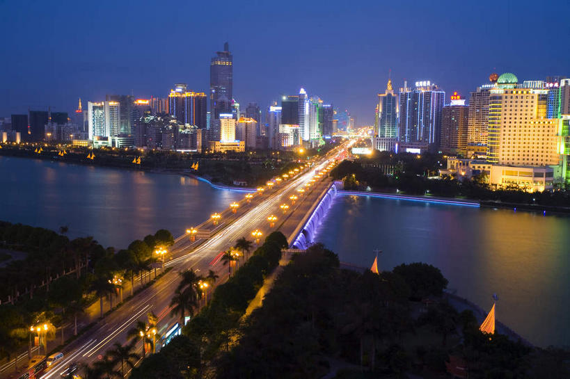 无人,高楼大厦,栏杆,横图,俯视,室外,夜晚,长时间曝光,度假,河流,美景,树林,水,植物,城市风光,城市,大桥,大厦,建筑,路灯,摩天大楼,桥梁,汽车,照明,中国,亚洲,一排,许多,阴影,整齐,光线,影子,河水,景观,水流,建筑群,围栏,桥,灯光,很多,娱乐,建设,护栏,车,灯,树,树木,排列,蓝色,绿色,蓝天,天空,自然,交通工具,轿车,天,享受,休闲,景色,放松,生长,成长,广西,照亮,照明设备,队列,载具,曝光,东亚,南宁,跨线桥,广西壮族自治区,首府,中华人民共和国,桂,华南地区,南宁市,彩图,高角度拍摄,大楼,高层建筑,高楼,摩天楼,金湖广场,埌东,五象广场