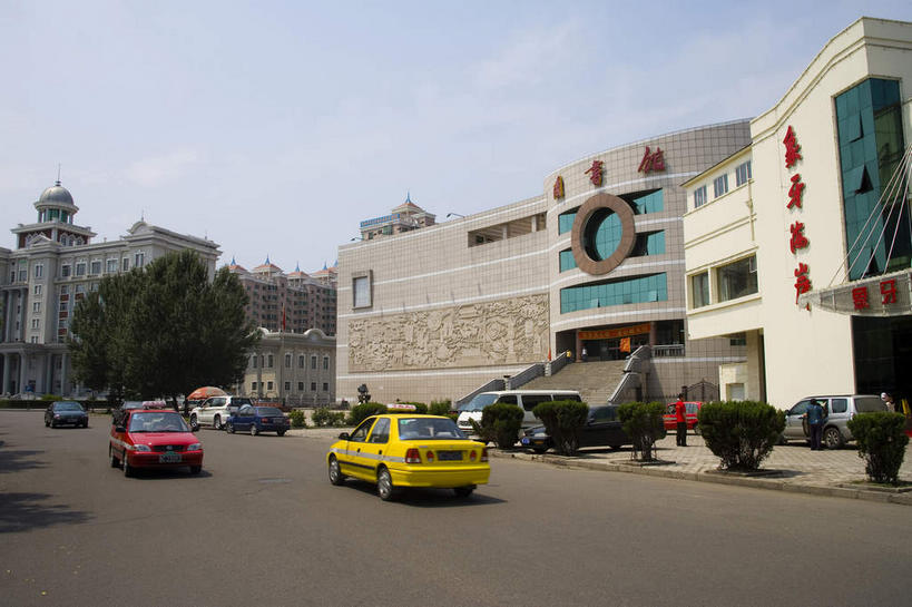 无人,图书馆,高楼大厦,栏杆,横图,室外,白天,仰视,度假,美景,植物,窗户,楼梯,城市风光,城市,大厦,道路,建筑,路,摩天大楼,公路,出租车,汽车,中国,亚洲,许多,阴影,光线,标志,扶手,文字,影子,字符,阶梯,墙,景观,云,云朵,交通,很多,云彩,娱乐,标识,护栏,玻璃窗,墙壁,墙面,台阶,车,树,树木,黄色,红色,蓝色,绿色,白云,蓝天,天空,阳光,自然,交通工具,轿车,天,享受,休闲,汉字,景色,放松,生长,晴朗,成长,黑,中文,载具,的士,计程车,东亚,浏览室,黑龙江,黑龙江省,中华人民共和国,国文,华文,东北地区,牡丹江,牡丹江市,晴空,马路,彩图,低角度拍摄,大楼,高层建筑,高楼,摩天楼,书库,图书库,阅览室