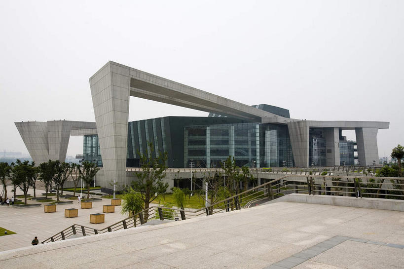 无人,栏杆,横图,室外,白天,仰视,旅游,度假,植物,窗户,楼梯,标志建筑,道路,地标,建筑,路,武汉,中国,亚洲,一排,许多,阴影,整齐,光线,扶手,影子,阶梯,墙,小路,交通,很多,娱乐,建设,护栏,玻璃窗,墙壁,墙面,台阶,树,树木,排列,绿色,天空,阳光,自然,天,享受,休闲,旅游胜地,放松,生长,成长,队列,东亚,湖北,湖北省,武汉市,汉阳,中华人民共和国,省会,华中地区,鄂,彩图,低角度拍摄,汉阳区,武汉琴台文化艺术中心