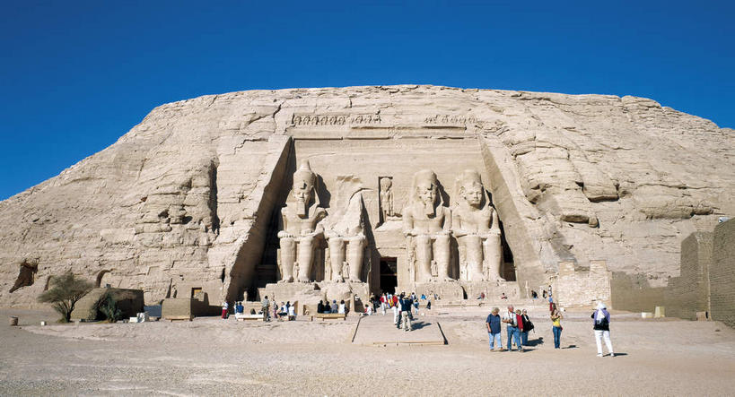 东方人,走,横图,室外,白天,仰视,旅游,度假,名胜古迹,植物,标志建筑,道路,地标,建筑,路,雕塑,非洲,埃及,亚洲,一排,行人,游客,游人,阴影,服装,遗迹,艺术,整齐,装饰,光线,雕刻,雕像,影子,小路,神庙,交通,许多人,注视,休闲装,黄种人,古迹,历史,文物,娱乐,建设,古建筑,路人,旅客,树,树木,排列,衣服,蓝色,绿色,蓝天,天空,阳光,自然,工艺品,天,观察,看,四个,一群人,享受,休闲,休闲服,旅游胜地,放松,服饰,生长,晴朗,成长,观看,纪念,美术,察看,神殿,法老,队列,关注,主题,陈列,埃及法老,古文明,万里无云,卢克索神庙,路克索神殿,鲁克索神殿,古代七大奇迹,阿拉伯埃及共和国,金字塔之国,棉花之国,功能,美学,阿非利加洲,拉美西斯二世,过客,男人,男性,年轻男性,年轻女性,女人,女性,亚洲人,晴空,晴空万里,步行,散步,走路,半身,彩图,低角度拍摄,标志性建筑