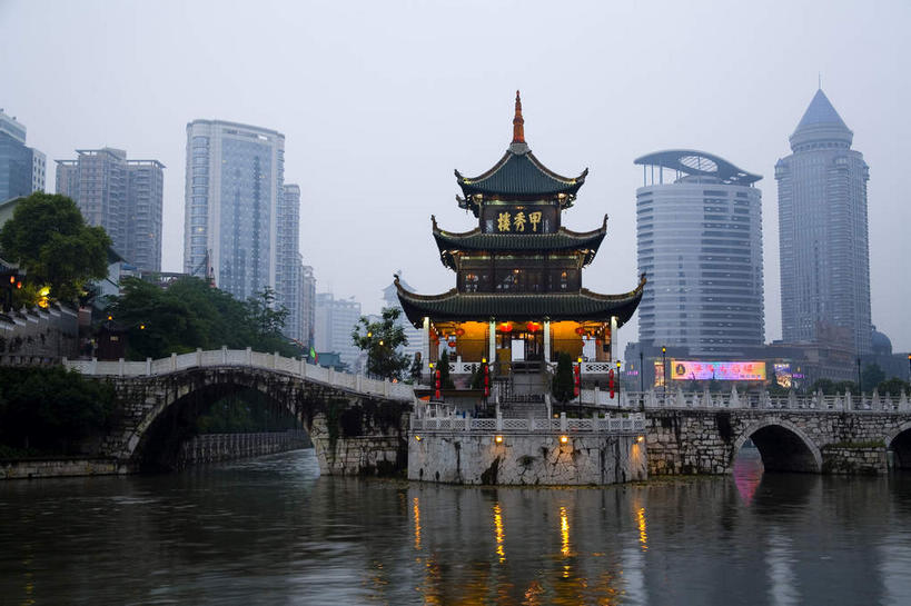 无人,高楼大厦,横图,彩色,室外,白天,仰视,旅游,度假,河流,水,植物,窗户,标志建筑,大厦,地标,建筑,摩天大楼,霓虹灯,桥梁,中国,亚洲,瓦片,柱子,墙,屋檐,河水,水流,乌云,云,阴天,云朵,桥,灯光,七彩,云彩,娱乐,光源,建设,石桥,霓虹,檐,玻璃窗,拱桥,墙壁,墙面,灯,树,树木,绿色,倒影,天空,自然,天,享受,休闲,旅游胜地,放松,拱形,生长,成长,人行桥,石拱桥,倒映,昏暗,阴沉,照明设备,东亚,贵州,贵州省,贵阳,中华人民共和国,省会,黔,西南地区,贵阳市,氖灯,反照,彩图,低角度拍摄,大楼,高层建筑,高楼,摩天楼,南明区,甲秀楼,飞檐