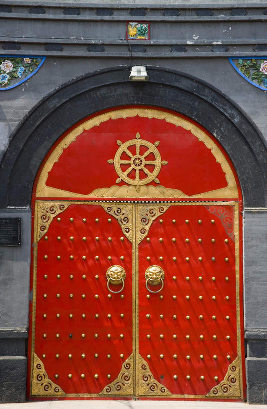 无人,寺庙,竖图,室外,白天,正面,旅游,度假,名胜古迹,门,标志建筑,地标,建筑,金属制品,马来西亚,亚洲,一排,许多,阴影,节日,遗迹,整齐,装饰,光线,金属,影子,墙,拱门,很多,燃烧,古迹,文化,文物,娱乐,门环,建设,古建筑,会所,墙壁,墙面,排列,红色,阳光,香火,门框,庙宇,祈祷,享受,休闲,健康,金色,旅游胜地,放松,许愿,宗教,东南亚,信仰,纪念,华丽,修饰,祈求,点缀,队列,古文明,衬托,美观,雅致,雅观,槟城,槟城州,槟榔屿,槟州,极乐寺,马来西亚联邦,槟城极乐寺,槟榔山,升旗山,平安,彩图,庙,寺,加固,门钉