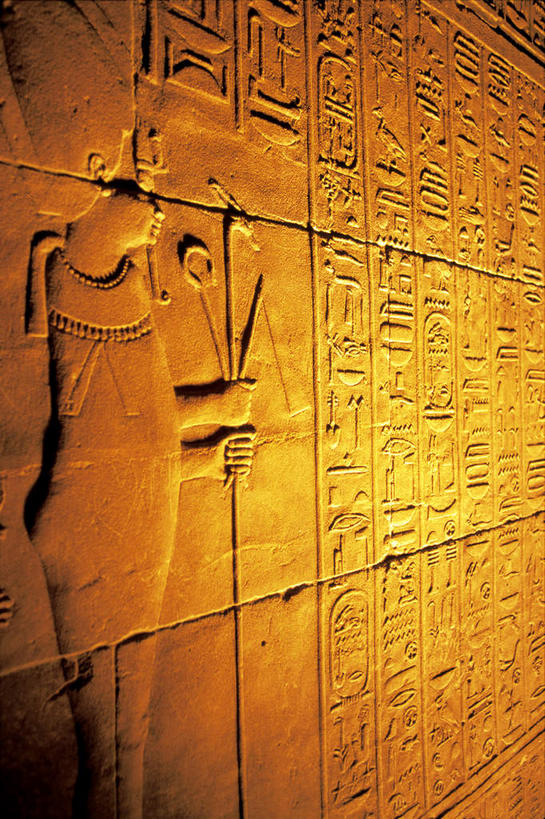 一个人,寺庙,站,竖图,室外,白天,侧面,民族服装,旅游,度假,绘画,名胜古迹,标志建筑,城市,地标,建筑,雕塑,尼罗河,非洲,埃及,亚洲,仅一个男性,仅一个人,握,阴影,服装,节日,遗迹,艺术,装饰,光线,标志,雕刻,雕像,浮雕,文字,影子,字符,字母,墙,燃烧,拿,拿着,注视,古迹,文化,文物,娱乐,标识,建设,古建筑,墙壁,墙面,仅一个年轻男性,衣服,阳光,香火,工艺品,庙宇,观察,看,祈祷,站着,享受,休闲,健康,旅游胜地,放松,握着,许愿,宗教,服饰,信仰,观看,纪念,祈求,美术,察看,权利,象征,衣着,穿着,关注,主题,陈列,古文明,法杖,首府,阿拉伯埃及共和国,金字塔之国,棉花之国,功能,美学,地位,阿斯旺,阿斯旺省,权杖,权势,阿非利加洲,衣饰,权位,平安,男人,男性,年轻男性,阿拉伯人,白种人,亚洲人,画画,站立,半身,彩图,传统服装,民俗服,庙,寺,菲莱岛,伊希斯神庙,浅浮雕