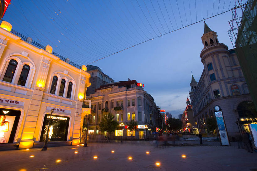 无人,家,横图,彩色,室外,夜晚,仰视,旅游,度假,美景,窗户,门,城市风光,城市,道路,建筑,路,路灯,霓虹灯,公路,中国,亚洲,许多,吊挂,悬挂,阴影,光线,网,影子,房屋,墙,屋子,景观,公寓,灯光,七彩,交通,很多,挂,娱乐,光源,建设,洋房,楼房,霓虹,玻璃窗,墙壁,墙面,住宅,灯,蓝色,蓝天,天空,门框,天,享受,休闲,景色,放松,哈尔滨,黑,照明设备,东亚,黑龙江,黑龙江省,中华人民共和国,省会,氖灯,东北地区,哈尔滨市,马路,彩图,低角度拍摄,房子,中央大街,哈尔滨中央大街,道里区