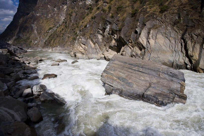 无人,横图,室外,白天,正面,旅游,度假,河流,石头,美景,山,水,香格里拉,中国,亚洲,许多,阴影,飞溅,溅,光线,石子,液体,影子,河水,景观,山峰,水滴,水流,山峦,很多,娱乐,迪庆,云南,水珠,阳光,自然,享受,休闲,景色,放松,喷洒,自然风光,东亚,虎跳峡,中甸,迪庆藏族自治州,云南省,中华人民共和国,西南地区,滇,迪庆州,香格里拉县,石块,岩石,彩图