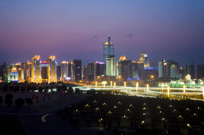 无人,高楼大厦,横图,彩色,室外,夜晚,仰视,度假,美景,日落,树林,植物,窗户,落地窗,城市风光,城市,大厦,道路,建筑,路,路灯,摩天大楼,霓虹灯,公路,中国,亚洲,一排,许多,整齐,并列,并排,景观,晚霞,霞光,落日,灯光,七彩,交通,很多,娱乐,光源,建设,霓虹,玻璃窗,灯,树,树木,排列,绿色,紫色,自然,黄昏,享受,休闲,景色,彩霞,放松,生长,成长,广西,照明设备,队列,平行,玻璃幕墙,东亚,南宁,广西壮族自治区,首府,中华人民共和国,桂,华南地区,南宁市,氖灯,夕照,薄暮,夕阳,马路,彩图,低角度拍摄,傍晚,大楼,高层建筑,高楼,摩天楼,斜阳,金湖广场,埌东,五象广场