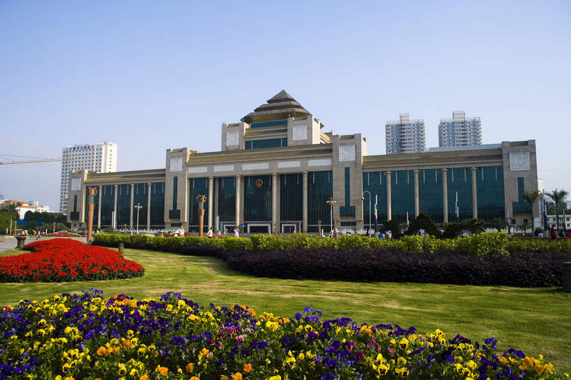 无人,高楼大厦,横图,室外,白天,仰视,旅游,度假,草地,草坪,植物,窗户,标志建筑,大厦,地标,建筑,摩天大楼,中国,亚洲,一排,许多,阴影,整齐,盛开,光线,影子,墙,很多,花蕾,娱乐,建设,玻璃窗,墙壁,墙面,草,花,花瓣,花朵,鲜花,树,树木,排列,黄色,红色,蓝色,绿色,紫色,蓝天,天空,阳光,自然,天,花苞,花蕊,享受,休闲,旅游胜地,放松,生长,晴朗,成长,广西,队列,东亚,南宁,万里无云,广西壮族自治区,首府,中华人民共和国,桂,华南地区,南宁市,晴空,晴空万里,彩图,低角度拍摄,大楼,高层建筑,高楼,摩天楼,青秀区,南宁市人民大会堂