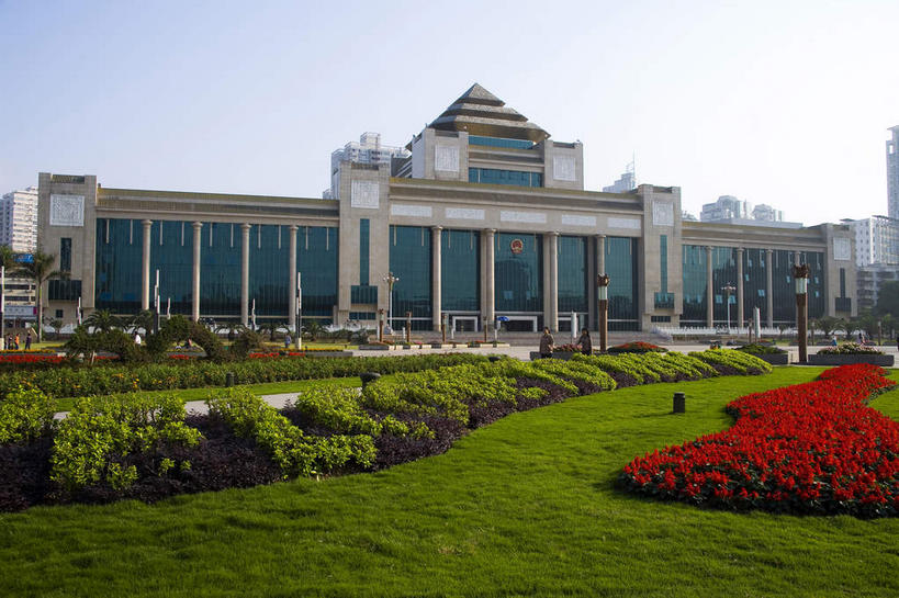 无人,高楼大厦,横图,室外,白天,仰视,旅游,度假,草地,草坪,植物,窗户,标志建筑,大厦,地标,建筑,摩天大楼,中国,亚洲,一排,许多,阴影,整齐,盛开,光线,影子,墙,很多,花蕾,娱乐,建设,玻璃窗,墙壁,墙面,草,花,花瓣,花朵,鲜花,树,树木,排列,黄色,红色,蓝色,绿色,紫色,蓝天,天空,阳光,自然,天,花苞,花蕊,享受,休闲,旅游胜地,放松,生长,晴朗,成长,广西,队列,东亚,南宁,万里无云,广西壮族自治区,首府,中华人民共和国,桂,华南地区,南宁市,晴空,晴空万里,彩图,低角度拍摄,大楼,高层建筑,高楼,摩天楼,青秀区,南宁市人民大会堂