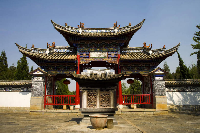 无人,家,栏杆,横图,室外,白天,仰视,度假,美景,树林,植物,门,城市风光,城市,道路,路,昆明,中国,亚洲,阴影,光线,标志,瓦片,文字,影子,字符,陶瓷,房屋,墙,屋檐,屋子,景观,围栏,小路,陶瓷制品,交通,娱乐,标识,护栏,楼房,云南,檐,墙壁,墙面,石板路,住宅,树,树木,红色,蓝色,绿色,白色,蓝天,天空,阳光,自然,容器,门框,天,享受,休闲,汉字,景色,放松,生长,晴朗,成长,储藏,缸,储存,中文,昆明市,东亚,云南省,万里无云,中华人民共和国,省会,西南地区,国文,华文,滇,晴空,晴空万里,彩图,低角度拍摄,房子,西山区,贮存,飞檐,云南民族村