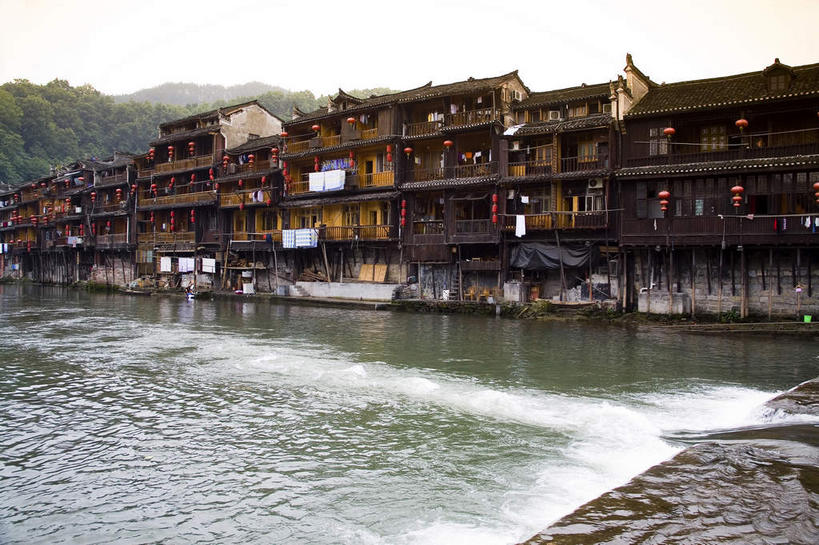 无人,家,横图,室外,白天,正面,旅游,度假,河流,名胜古迹,山,山脉,水,植物,标志建筑,地标,建筑,船,中国,亚洲,阴影,波纹,飞溅,遗迹,溅,光线,凤凰,液体,影子,房屋,屋子,河水,山峰,水滴,水流,木船,山峦,两艘,古迹,文物,娱乐,建设,古建筑,楼房,水珠,树,树木,绿色,倒影,水纹,天空,阳光,自然,船尾波,交通工具,波浪,群山,天,享受,休闲,旅游胜地,放松,生长,成长,倒映,舟,喷洒,载具,古文明,东亚,湖南,湘西,湖南省,凤凰古城,中华人民共和国,华中地区,湘,湘西州,湘西土家族苗族自治州,反照,凤凰县,彩图,房子,凤凰古城千潭苗寨,山江镇