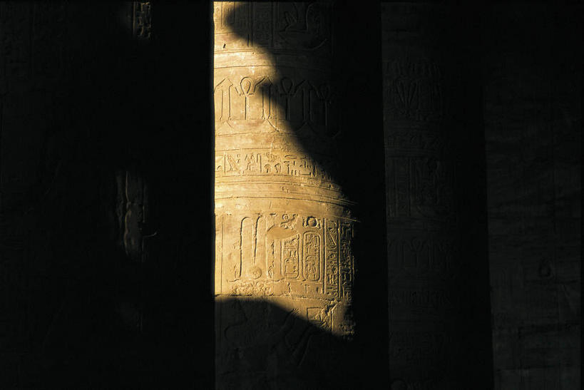 无人,横图,室外,特写,白天,正面,旅游,度假,绘画,名胜古迹,标志建筑,地标,建筑,静物,雕塑,非洲,埃及,破旧,遗迹,艺术,装饰,陈旧,纹路,雕刻,雕像,浮雕,纹理,柱子,古迹,文化,文物,娱乐,建设,古建筑,废墟,工艺品,享受,休闲,旅游胜地,放松,纪念,美术,残破,主题,陈列,古文明,肌理,阿拉伯埃及共和国,金字塔之国,棉花之国,功能,美学,阿非利加洲,埃德富,埃德富神庙,荷鲁斯神殿,画画,彩图