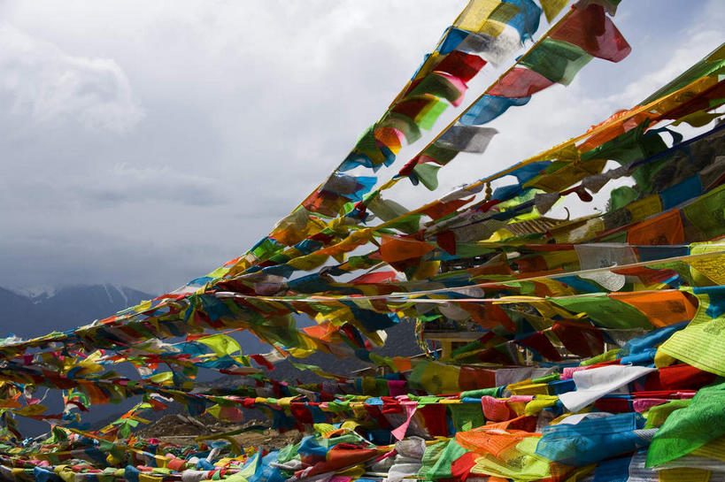 无人,横图,室外,白天,正面,旅游,度假,美景,山,山脉,中国,亚洲,一排,许多,吊挂,悬挂,阴影,整齐,并列,并排,光线,影子,景观,山峰,云,云朵,山峦,很多,挂,云彩,娱乐,迪庆,梅里雪山,云南,经幡,排列,蓝色,白云,蓝天,天空,阳光,自然,群山,天,享受,休闲,景色,放松,晴朗,队列,自然风光,平行,东亚,迪庆藏族自治州,云南省,德钦县,风马旗,中华人民共和国,西南地区,滇,迪庆州,晴空,彩图,雪山太子