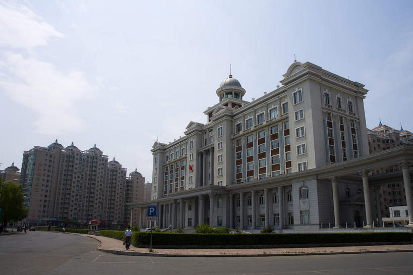 无人,家,高楼大厦,横图,室外,白天,仰视,度假,美景,植物,窗户,城市风光,城市,大厦,道路,建筑,路,摩天大楼,中国,亚洲,一排,许多,阴影,环保,整齐,并列,并排,光线,影子,房屋,屋子,景观,云,云朵,小路,防护,交通,很多,云彩,娱乐,楼房,玻璃窗,住宅,树,树木,排列,蓝色,绿色,白云,蓝天,天空,阳光,自然,天,享受,休闲,景色,放松,生长,晴朗,成长,黑,队列,美好,美妙,间隔,平行,东亚,黑龙江,黑龙江省,中华人民共和国,美观,雅观,东北地区,牡丹江,牡丹江市,绿篱,生篱,树篱,植篱,晴空,彩图,低角度拍摄,房子,大楼,高层建筑,高楼,摩天楼