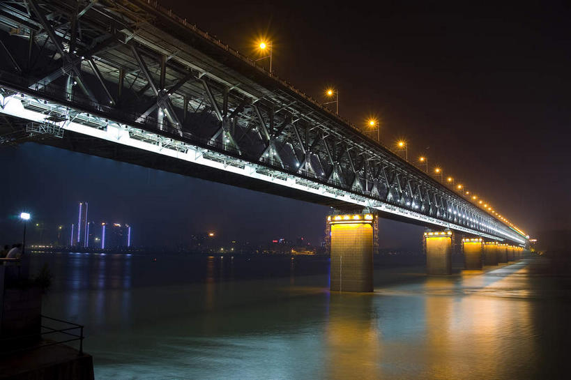 无人,栏杆,横图,室外,夜晚,正面,旅游,度假,河流,水,标志建筑,大桥,地标,建筑,路灯,桥梁,夜景,照明,武汉,中国,亚洲,一排,许多,阴影,整齐,并列,并排,光线,影子,河水,水流,围栏,桥,灯光,很多,娱乐,建设,护栏,拱桥,灯,排列,倒影,享受,休闲,旅游胜地,放松,悬索桥,照亮,倒映,照明设备,队列,平行,东亚,湖北,湖北省,武昌区,武汉市,武昌,武汉长江大桥,汉阳,桁架拱桥,中华人民共和国,省会,华中地区,鄂,反照,彩图,龟山,汉阳区,黄鹄山,蛇山