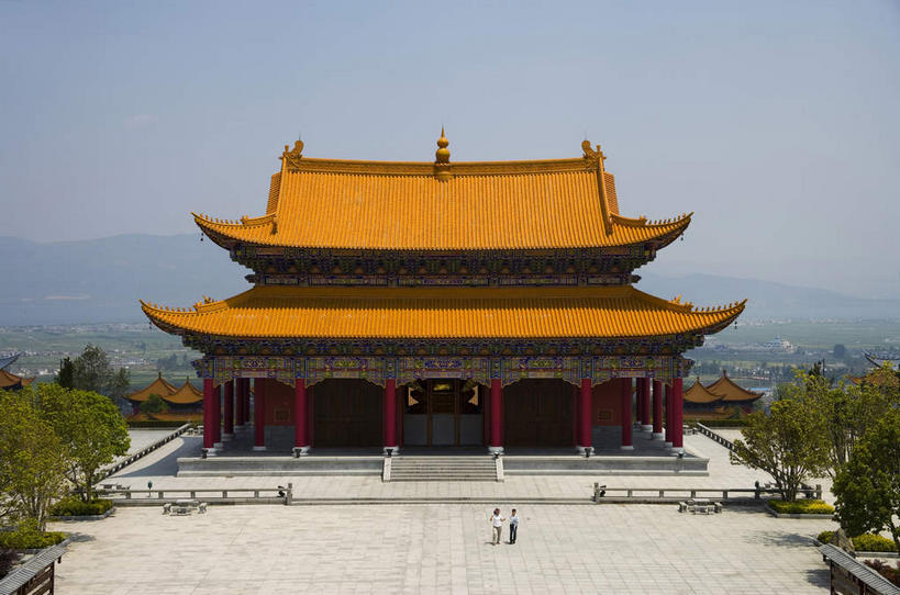 无人,寺庙,横图,室外,白天,正面,旅游,度假,名胜古迹,植物,标志建筑,地标,建筑,大理,中国,亚洲,阴影,节日,遗迹,光线,瓦片,影子,屋顶,屋檐,云,云朵,燃烧,云彩,顶棚,古迹,文化,文物,娱乐,建设,古建筑,云南,檐,树,树木,蓝色,绿色,白云,蓝天,天空,阳光,自然,香火,庙宇,天,祈祷,享受,休闲,健康,旅游胜地,放松,许愿,宗教,信仰,生长,晴朗,成长,纪念,祈求,古文明,东亚,云南省,中华人民共和国,西南地区,崇圣寺,滇,大理州,大理白族自治州,平安,晴空,彩图,庙,寺,大理崇圣寺