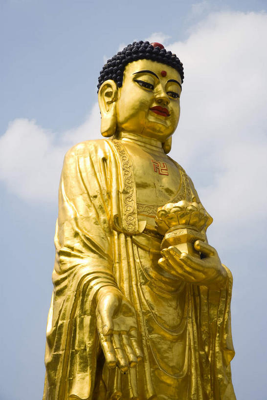 东方人,一个人,无人,寺庙,站,竖图,室外,白天,仰视,旅游,度假,名胜古迹,标志建筑,地标,建筑,雕塑,中国,亚洲,仅一个男性,仅一个人,仅一个中年男性,阴影,服装,节日,遗迹,艺术,装饰,光线,雕刻,雕像,影子,云,云朵,燃烧,云彩,黄种人,古迹,文化,文物,娱乐,建设,古建筑,一个,衣服,蓝色,白云,蓝天,天空,阳光,香火,工艺品,庙宇,天,祈祷,站着,享受,休闲,健康,金色,旅游胜地,放松,许愿,宗教,服饰,信仰,晴朗,单个,纪念,哈尔滨,祈求,黑,美术,衣着,穿着,主题,陈列,佛祖,古文明,东亚,佛陀,黑龙江,黑龙江省,中华人民共和国,省会,功能,美学,东北地区,哈尔滨市,衣饰,圣人,极乐寺,佛教创始者,乔达摩.悉达多,如来佛祖,释迦佛,释迦牟尼,我佛如来,平安,男人,男性,中年男性,亚洲人,晴空,站立,半身,彩图,低角度拍摄,庙,寺,秦家岗,南岗区