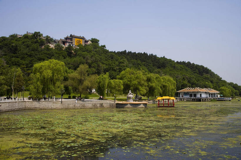 无人,栏杆,横图,室外,白天,正面,度假,河流,美景,山,山脉,水,植物,城市风光,城市,桥梁,中国,亚洲,阴影,光线,影子,河水,景观,山峰,水流,围栏,桥,山峦,娱乐,石桥,护栏,拱桥,树,树木,蓝色,绿色,倒影,蓝天,天空,阳光,自然,群山,天,享受,休闲,景色,放松,拱形,生长,晴朗,成长,人行桥,石拱桥,倒映,东亚,吉林,吉林省,万里无云,北山,中华人民共和国,东北地区,吉,反照,晴空,晴空万里,彩图,吉林市,吉林北山公园