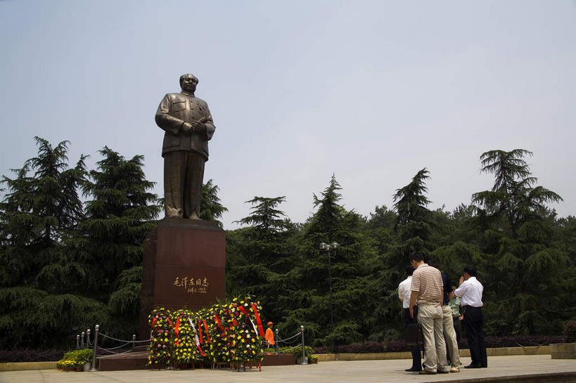 东方人,三个人,站,横图,室外,白天,旅游,度假,植物,标志建筑,道路,地标,建筑,路,雕塑,中国,亚洲,行人,游客,游人,阴影,服装,艺术,装饰,光线,毛泽东,雕刻,雕像,影子,云,云朵,小路,交通,云彩,休闲装,黄种人,娱乐,建设,路人,旅客,树,树木,一个,背面,衣服,蓝色,绿色,白云,蓝天,天空,阳光,自然,工艺品,天,站着,享受,休闲,休闲服,旅游胜地,放松,服饰,主席,生长,晴朗,单个,成长,纪念,美术,领导,主题,陈列,毛主席,东亚,湖南,湖南省,韶山,中华人民共和国,功能,美学,华中地区,湘,湘潭,湘潭市,二十八画生,润之,诗人,石三伢子,咏芝,革命家,理论家,首脑,战略家,过客,男人,男性,中年男性,亚洲人,晴空,站立,彩图,全身,韶山市,毛泽东同志纪念馆,韶山毛泽东同志纪念馆,韶山毛泽东同志旧居陈列馆