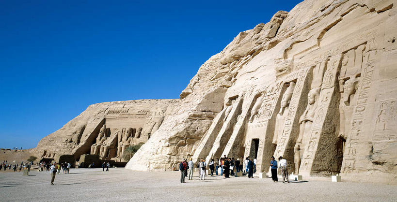 西方人,寺庙,走,横图,室外,白天,仰视,城市,雕塑,欧洲,非洲,埃及,苏丹,黑人,欧洲人,行人,游客,游人,阴影,服装,节日,艺术,装饰,光线,雕刻,雕像,影子,许多人,燃烧,注视,休闲装,文化,路人,旅客,衣服,蓝色,蓝天,天空,阳光,香火,工艺品,庙宇,天,观察,看,祈祷,一群人,休闲,健康,休闲服,许愿,宗教,服饰,信仰,晴朗,观看,纪念,祈求,美术,察看,古埃及,关注,主题,陈列,北非,万里无云,首府,阿拉伯埃及共和国,金字塔之国,棉花之国,功能,美学,阿斯旺,阿斯旺省,阿非利加洲,苏丹共和国,阿布辛贝神庙,拉美西斯二世神庙,过客,努比亚,阿布辛拜勒神庙,库赖迈,平安,男人,男性,年轻男性,年轻女性,女人,女性,非洲人,晴空,晴空万里,步行,散步,走路,半身,彩图,低角度拍摄,庙,寺,努比亚文物遗址,努比亚遗址,阿布辛贝尔神庙雕像