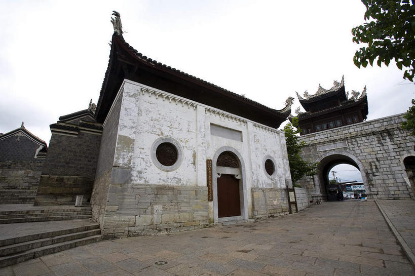 无人,家,横图,室外,白天,仰视,旅游,度假,名胜古迹,植物,窗户,楼梯,标志建筑,道路,地标,建筑,路,中国,亚洲,遗迹,瓦片,房屋,阶梯,墙,屋檐,屋子,拱门,小路,交通,古迹,文物,娱乐,建设,城墙,古建筑,楼房,檐,玻璃窗,墙壁,墙面,石板路,台阶,住宅,树,树木,绿色,天空,自然,天,享受,休闲,旅游胜地,放松,城楼,生长,成长,坚硬,防御,古文明,东亚,贵州,贵州省,贵阳,中华人民共和国,省会,黔,西南地区,贵阳市,门楼,坚固,彩图,低角度拍摄,房子,花溪区,青岩古镇,青岩镇