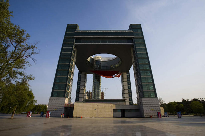 无人,横图,室外,白天,仰视,旅游,度假,树林,植物,标志建筑,地标,建筑,雕塑,中国,亚洲,阴影,艺术,装饰,光线,瓷砖,地砖,雕刻,雕像,影子,柱子,云,云朵,地面,云彩,娱乐,建设,树,树木,蓝色,绿色,白云,蓝天,天空,阳光,自然,工艺品,天,享受,休闲,旅游胜地,放松,生长,晴朗,成长,纪念,美术,主题,陈列,东亚,吉林,吉林省,中华人民共和国,功能,美学,东北地区,吉,晴空,彩图,低角度拍摄,吉林市,昌邑区,吉林世纪广场