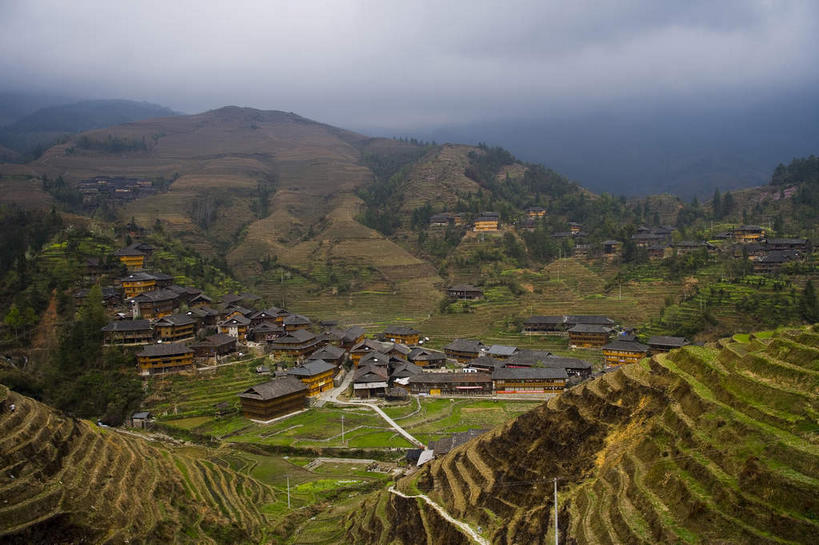 无人,农田,横图,室外,白天,正面,旅游,度假,庄稼,梯田,农作物,石头,美景,山,山脉,峡谷,雾,中国,亚洲,朦胧,模糊,曲折,弯曲,石子,景观,山峰,乌云,悬崖,云,阴天,云朵,山谷,山峦,云彩,娱乐,天空,自然,群山,天,享受,休闲,景色,放松,蜿蜒,广西,迷雾,昏暗,阴沉,岩层,自然风光,东亚,龙胜,龙脊梯田,广西壮族自治区,中华人民共和国,桂,华南地区,绝壁,龙胜各族自治县,龙胜梯田,石块,岩石,大雾,彩图,耕地,庄稼田