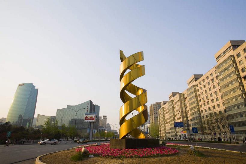 无人,家,高楼大厦,横图,室外,白天,仰视,旅游,度假,草地,草坪,植物,窗户,落地窗,标志建筑,大厦,道路,地标,建筑,路,摩天大楼,公路,汽车,雕塑,北京,中国,亚洲,一排,许多,阴影,艺术,整齐,装饰,并列,并排,环绕,围绕,光线,雕刻,雕像,影子,房屋,屋子,云,云朵,分界线,停车线,交通,首都,很多,云彩,环抱,娱乐,建设,楼房,玻璃窗,住宅,车,草,树,树木,排列,一个,蓝色,绿色,白云,蓝天,天空,阳光,自然,工艺品,交通工具,轿车,天,享受,休闲,金色,旅游胜地,放松,生长,晴朗,单个,成长,纪念,车行道,车行道分界线,美术,队列,载具,主题,标线,平行,陈列,玻璃幕墙,东亚,车行线,海淀区,中关村,中华人民共和国,北京市,京,北平,华北地区,功能,美学,萦绕,晴空,马路,彩图,低角度拍摄,房子,大楼,高层建筑,高楼,摩天楼,国家自主创新示范区,中关村科技园,中钢国际广场,中关村E世界,中关村西区