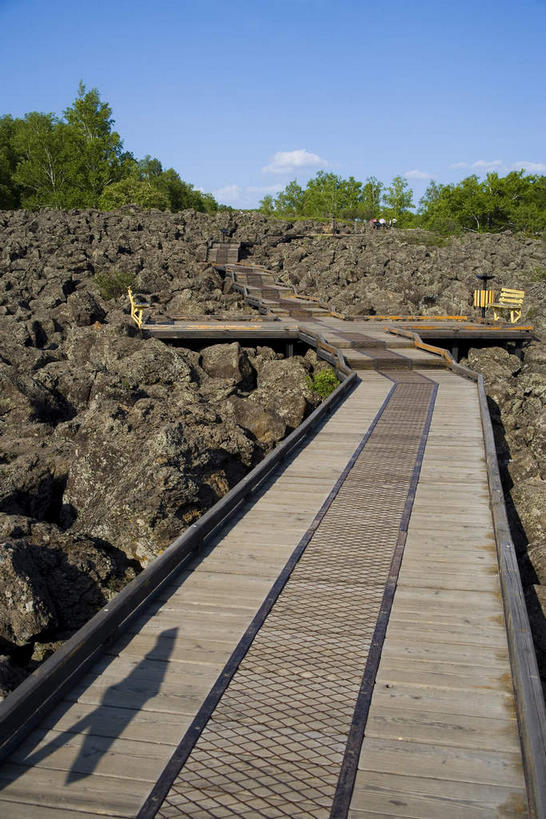无人,竖图,室外,白天,正面,旅游,度假,石头,美景,植物,中国,亚洲,阴影,曲折,弯曲,光线,纹路,木板,石子,纹理,影子,景观,云,云朵,桥,木桥,云彩,娱乐,栈桥,树,树木,蓝色,绿色,白云,蓝天,天空,阳光,自然,天,享受,休闲,景色,放松,蜿蜒,生长,晴朗,成长,人行桥,木板桥,黑,自然风光,东亚,黑龙江,黑龙江省,肌理,中华人民共和国,东北地区,黑河,黑河市,石块,晴空,彩图,德都,五大连池,五大连池市