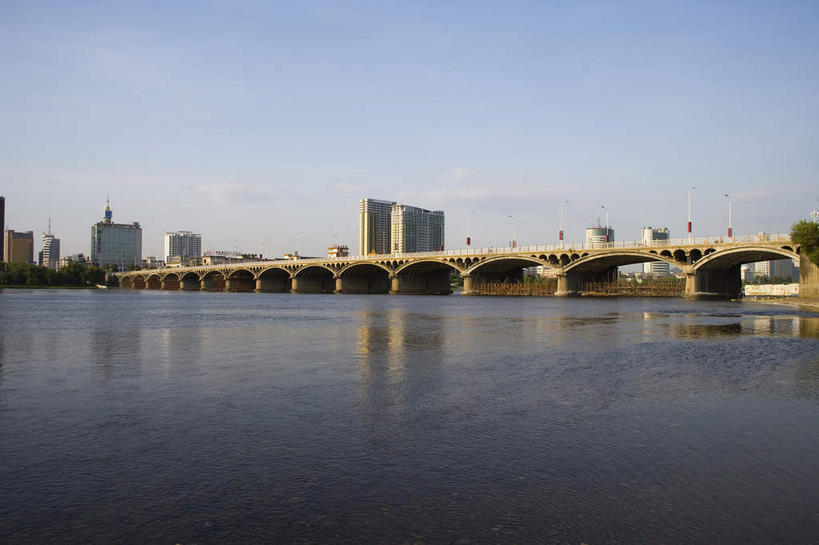 无人,家,高楼大厦,栏杆,横图,室外,白天,正面,旅游,度假,河流,水,植物,标志建筑,大桥,大厦,道路,地标,建筑,路,摩天大楼,桥梁,公路,汽车,中国,亚洲,阴影,光线,影子,房屋,屋子,河水,水流,云,云朵,围栏,桥,分界线,停车线,交通,云彩,娱乐,建设,护栏,楼房,住宅,车,树,树木,蓝色,绿色,白云,蓝天,天空,阳光,自然,交通工具,轿车,天,享受,休闲,旅游胜地,放松,生长,晴朗,成长,车行道,车行道分界线,载具,标线,东亚,车行线,吉林,吉林省,跨线桥,中华人民共和国,东北地区,吉,晴空,马路,彩图,房子,大楼,高层建筑,高楼,摩天楼,船营区,吉林市,丰满区,吉林大桥