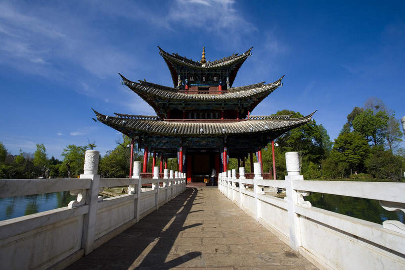 无人,公园,宫殿,栏杆,横图,室外,白天,正面,旅游,度假,河流,名胜古迹,水,植物,标志建筑,地标,建筑,丽江,中国,亚洲,阴影,遗迹,光线,瓦片,影子,屋顶,屋檐,河水,水流,围栏,顶棚,古迹,文物,娱乐,建设,古建筑,护栏,云南,檐,树,树木,蓝色,绿色,倒影,蓝天,天空,阳光,自然,天,享受,休闲,旅游胜地,放松,生长,晴朗,成长,倒映,宫廷,古文明,东亚,云南省,黑龙潭公园,丽江古城,万里无云,中华人民共和国,西南地区,滇,丽江市,王宫,反照,玉泉公园,晴空,晴空万里,彩图,皇宫,大研古城,丽江古镇,丽江黑龙潭