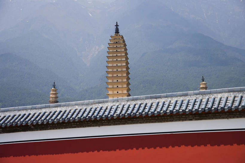 无人,寺庙,横图,室外,白天,仰视,旅游,度假,名胜古迹,标志建筑,地标,建筑,大理,中国,亚洲,一排,阴影,节日,遗迹,整齐,并列,并排,光线,瓦片,影子,墙,屋檐,塔,燃烧,古迹,文化,文物,娱乐,建设,古建筑,云南,檐,墙壁,墙面,排列,红色,阳光,香火,庙宇,祈祷,享受,休闲,健康,旅游胜地,放松,许愿,宗教,信仰,纪念,祈求,队列,平行,古文明,东亚,云南省,中华人民共和国,西南地区,崇圣寺,崇圣寺三塔,滇,大理州,大理白族自治州,平安,彩图,低角度拍摄,庙,寺,大理崇圣寺,大理三塔,三塔,云南崇圣寺三塔