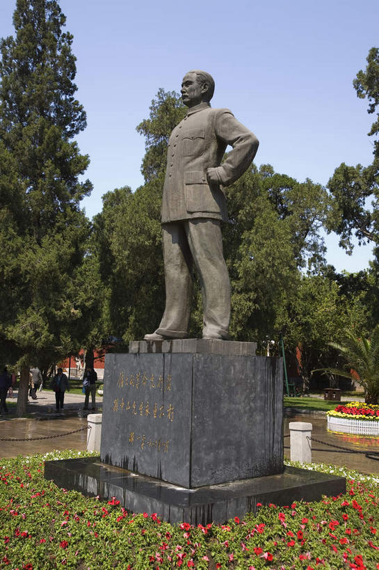 东方人,一个人,无人,站,竖图,室外,白天,正面,制服,旅游,度假,草地,草坪,花海,花圃,植物,标志建筑,地标,建筑,叶子,雕塑,北京,中国,亚洲,仅一个男性,仅一个人,阴影,服装,艺术,装饰,盛开,光线,雕刻,雕像,影子,首都,花蕾,黄种人,娱乐,建设,手叉腰,中山装,草,花,花瓣,花朵,花卉,鲜花,树,树木,一个,衣服,红色,蓝色,绿色,蓝天,天空,阳光,自然,工艺品,花丛,花束,花田,天,花苞,花蕊,叉腰,站着,仅一个老年男性,享受,休闲,旅游胜地,放松,服饰,生长,晴朗,单个,成长,纪念,美术,国民党,双手叉腰,衣着,穿着,主题,陈列,东亚,辛亥革命,孙中山,万里无云,中华人民共和国,北京市,京,北平,华北地区,中山公园,功能,美学,政治家,革命家,历史人物,三民主义,孙文,孙逸仙,中山樵,北京中山公园,老年男性,男人,男性,亚洲人,晴空,晴空万里,站立,彩图,全身,毛装,人民服