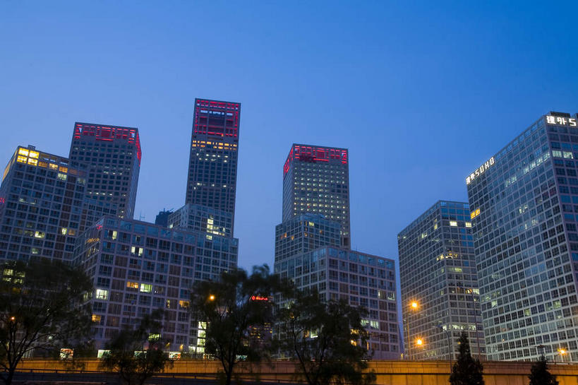 无人,高楼大厦,横图,室外,夜晚,仰视,旅游,度假,植物,窗户,落地窗,标志建筑,大厦,地标,建筑,摩天大楼,夜景,北京,中国,亚洲,一排,许多,阴影,整齐,并列,并排,光线,影子,灯光,首都,很多,娱乐,建设,玻璃窗,树,树木,排列,绿色,自然,享受,休闲,旅游胜地,放松,生长,成长,队列,平行,玻璃幕墙,东亚,中华人民共和国,北京市,京,北平,华北地区,朝阳区,彩图,低角度拍摄,大楼,高层建筑,高楼,摩天楼,北京CBD,北京商务中心区,中国北京大北窑,北京建外SOHO,建外SOHO