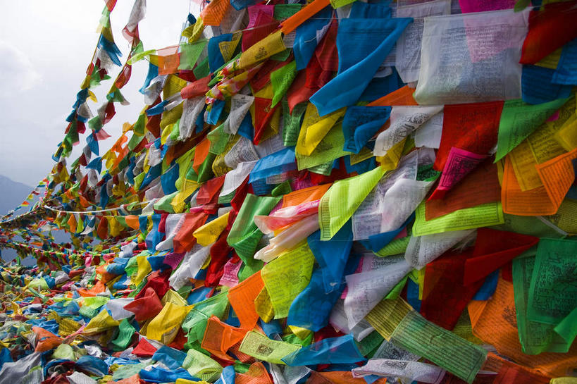 无人,横图,室外,白天,正面,旅游,度假,美景,山,山脉,中国,亚洲,一排,许多,吊挂,悬挂,阴影,整齐,并列,并排,光线,影子,景观,山峰,云,云朵,山峦,很多,挂,云彩,娱乐,迪庆,梅里雪山,云南,经幡,排列,蓝色,白云,蓝天,天空,阳光,自然,群山,天,享受,休闲,景色,放松,晴朗,队列,自然风光,平行,东亚,迪庆藏族自治州,云南省,德钦县,风马旗,中华人民共和国,西南地区,滇,迪庆州,晴空,彩图,雪山太子