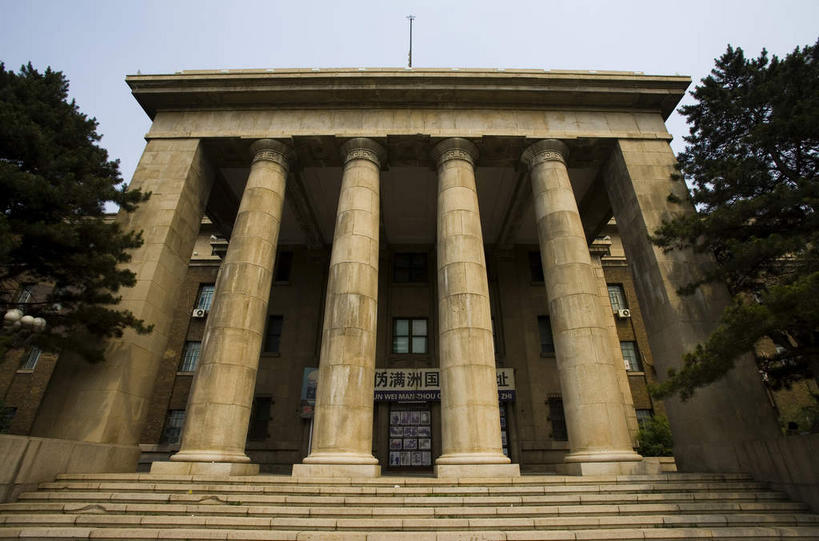 无人,学校,教学楼,横图,室外,白天,仰视,旅游,度假,植物,楼梯,标志建筑,地标,建筑,中国,亚洲,一排,阴影,整齐,光线,影子,柱子,阶梯,墙,四根,娱乐,建设,校园,墙壁,墙面,台阶,树,树木,排列,蓝色,绿色,蓝天,天空,阳光,自然,天,享受,休闲,教室,旅游胜地,放松,生长,晴朗,成长,队列,东亚,吉林,吉林省,长春,长春市,万里无云,中华人民共和国,省会,东北地区,吉,晴空,晴空万里,彩图,低角度拍摄,教学大楼,吉林大学