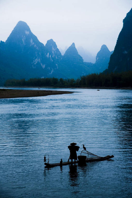 东方人,一个人,渔夫,站,竖图,室外,白天,正面,旅游,度假,日出,河流,美景,山,山脉,水,太阳,植物,鸟,帽子,桂林,中国,亚洲,仅一个男性,仅一个人,一排,一艘,波纹,竹制,整齐,编织,鸬鹚,鸟类,竹排,河水,景观,山峰,水流,运输工具,朝霞,晨曦,黎明,涟漪,山峦,黄种人,娱乐,捕鱼,竹筏,斗笠,树,树木,排列,仅一个年轻男性,衣服,蓝色,绿色,倒影,水纹,阳光,自然,交通工具,波浪,群山,站着,两只,享受,休闲,遮阳,景色,放松,生长,成长,广西,竹条,倒映,竹制品,队列,自然风光,载具,鱼鹰,水老鸦,东亚,蓑衣,漓江,阳朔,广西壮族自治区,中华人民共和国,桂林市,桂,华南地区,水晕,反照,水上交通工具,笠帽,阳朔县,兴坪,兴坪镇,男人,男性,年轻男性,亚洲人,捕鱼人,打鱼人,朝阳,站立,彩图,全身,卯时,破晓,日始,编结帽,箬笠,蔽雨