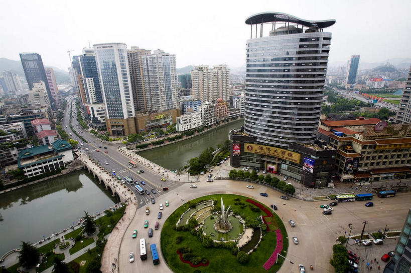 无人,宾馆,高楼大厦,横图,俯视,航拍,彩色,室外,白天,度假,草地,草坪,河流,美景,水,植物,窗户,落地窗,城市风光,城市,大桥,大厦,建筑,酒店,摩天大楼,霓虹灯,桥梁,公共汽车,雕塑,中国,亚洲,一排,许多,阴影,艺术,整齐,装饰,并列,并排,光线,标志,雕刻,雕像,文字,影子,字符,河水,景观,水流,桥,灯光,巴士,七彩,公交车,很多,娱乐,光源,标识,建设,霓虹,玻璃窗,车,灯,草,树,树木,排列,绿色,倒影,天空,阳光,自然,工艺品,交通工具,轿车,天,享受,休闲,汉字,景色,放松,生长,成长,纪念,酒家,旅社,美术,倒映,照明设备,鸟瞰,队列,中文,载具,主题,平行,陈列,玻璃幕墙,东亚,贵州,贵州省,贵阳,跨线桥,中华人民共和国,省会,黔,西南地区,贵阳市,功能,美学,氖灯,国文,华文,反照,彩图,高角度拍摄,大楼,高层建筑,高楼,客店,客栈,旅店,旅馆,摩天楼,商旅,南明区